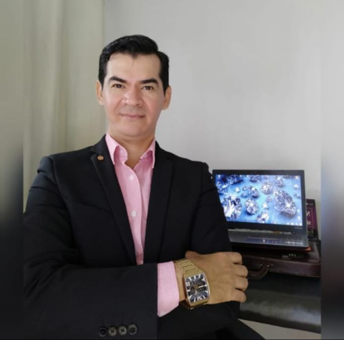 Júlio César, Gestor Estratégico de Marketing Digital da Network Marketing, de terno preto e camisa rosa